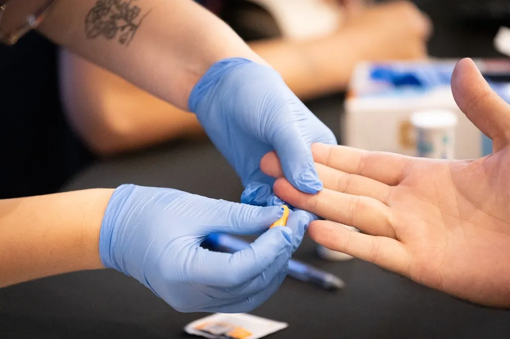 Ação gratuita em Joinville oferta exames preventivos de pressão e glicemia no Cidade das Flores