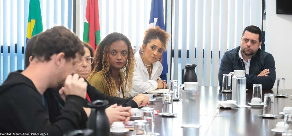 Auxiliares de Educação de Joinville Cobram Enquadramento como Docentes em Reunião na Câmara