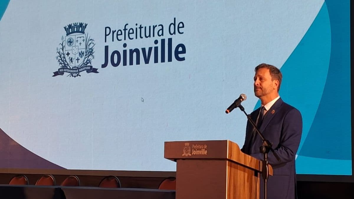 Adriano Silva renuncia ao cargo de prefeito de Joinville: "Saio de cabeça erguida"