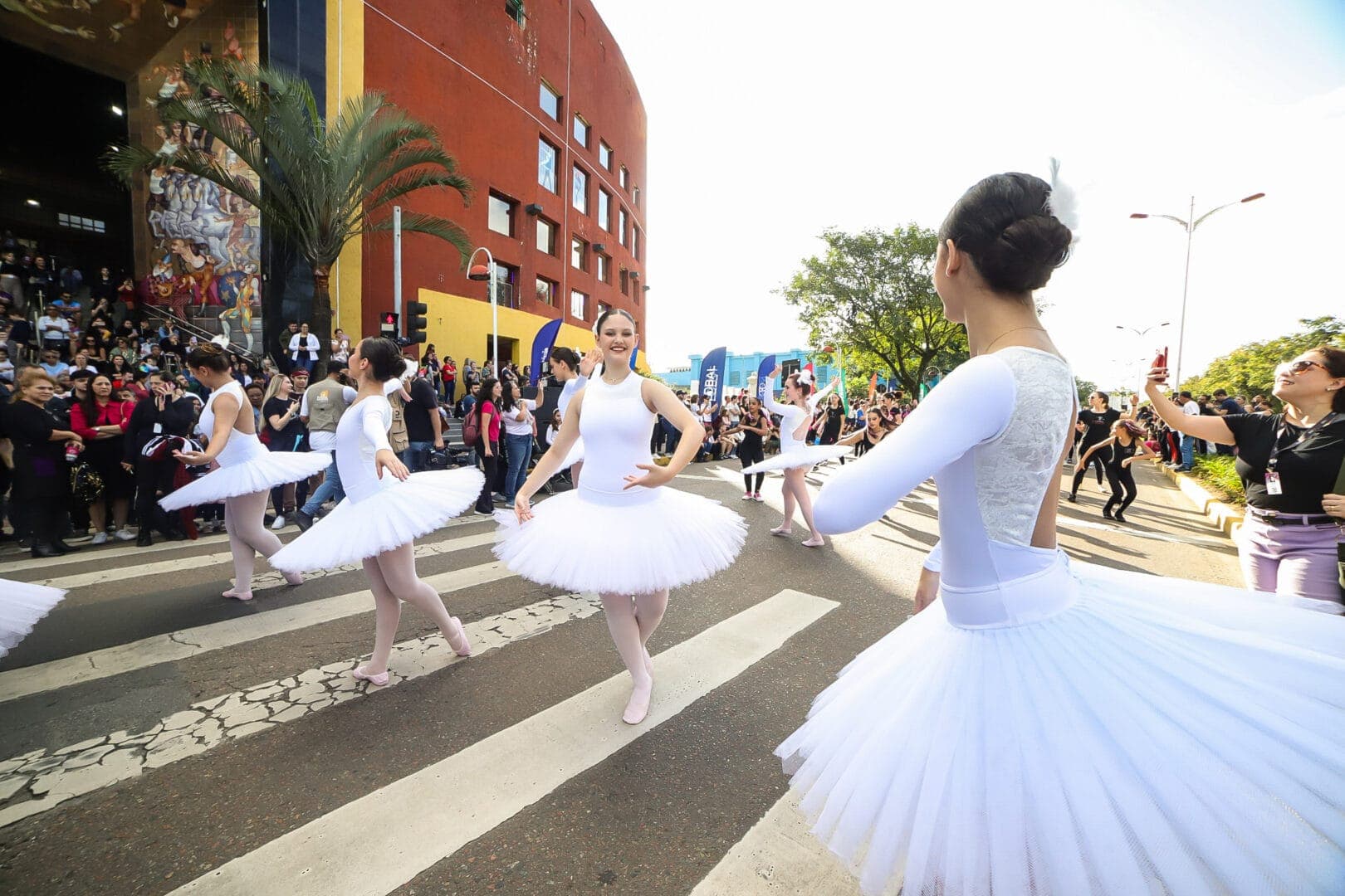 350 mil pessoas e R$ 130 milhões: Festival de Dança de Joinville lota hotéis e já aquece economia de Joinville