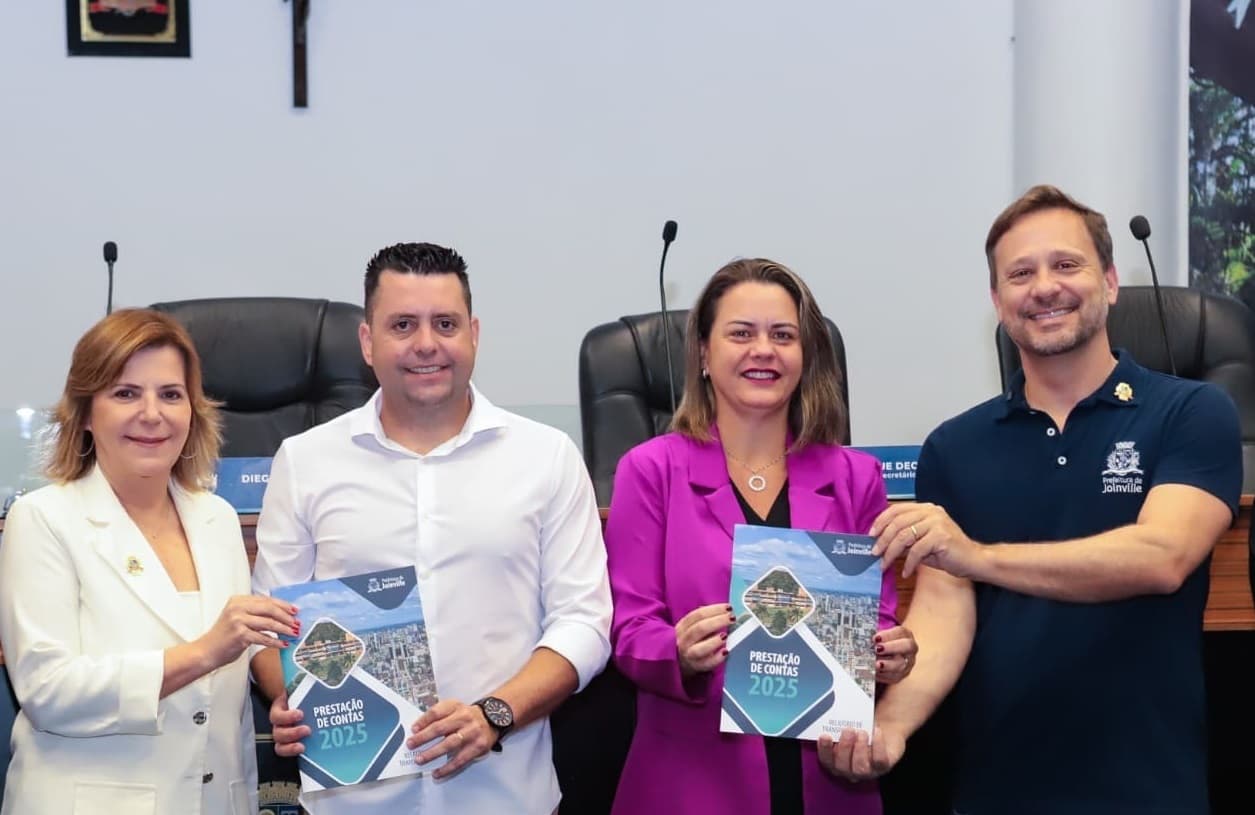 Presidente da Câmara de Vereadores recebe Relatório de Gestão do prefeito e da vice de Joinville