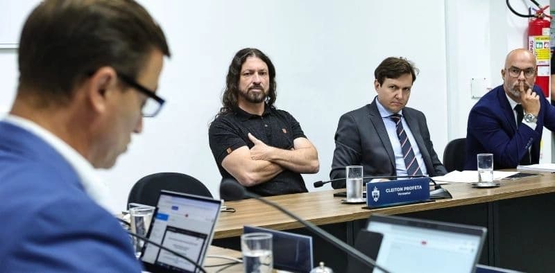 Comissão aprova seguir com processo de cassação do vereador Cleiton Profeta e marca oitivas em Joinville
