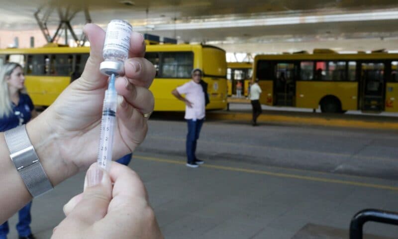 Joinville estende vacinação contra gripe para terminais de ônibus nesta terça e quarta