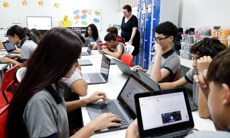 Projeto de contraturno escolar ensina uso da inteligência artificial para alunos da Rede Municipal de Ensino de Joinville