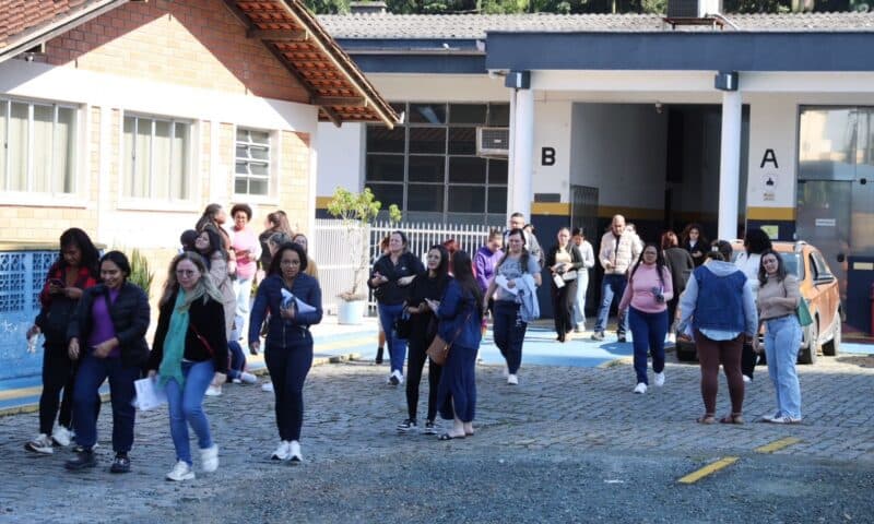 Candidatos realizam provas objetivas e discursivas do concurso público da Secretaria de Educação