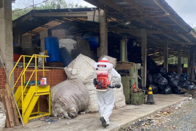 Mutirão de combate à dengue no bairro São Marcos recolhe quase duas toneladas de entulho
