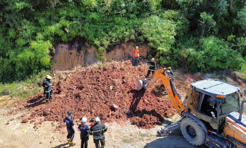 Prefeitura de Joinville e forças de segurança simulam ocorrência de deslizamento com seis vítimas
