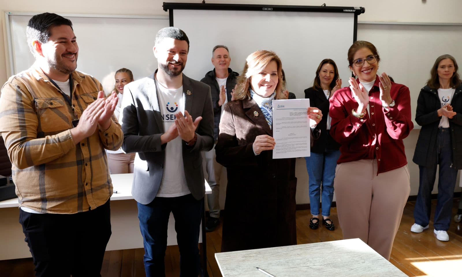Prefeita Rejane Gambin oficializa qualificação de servidores como Política de Educação Permanente em Joinville