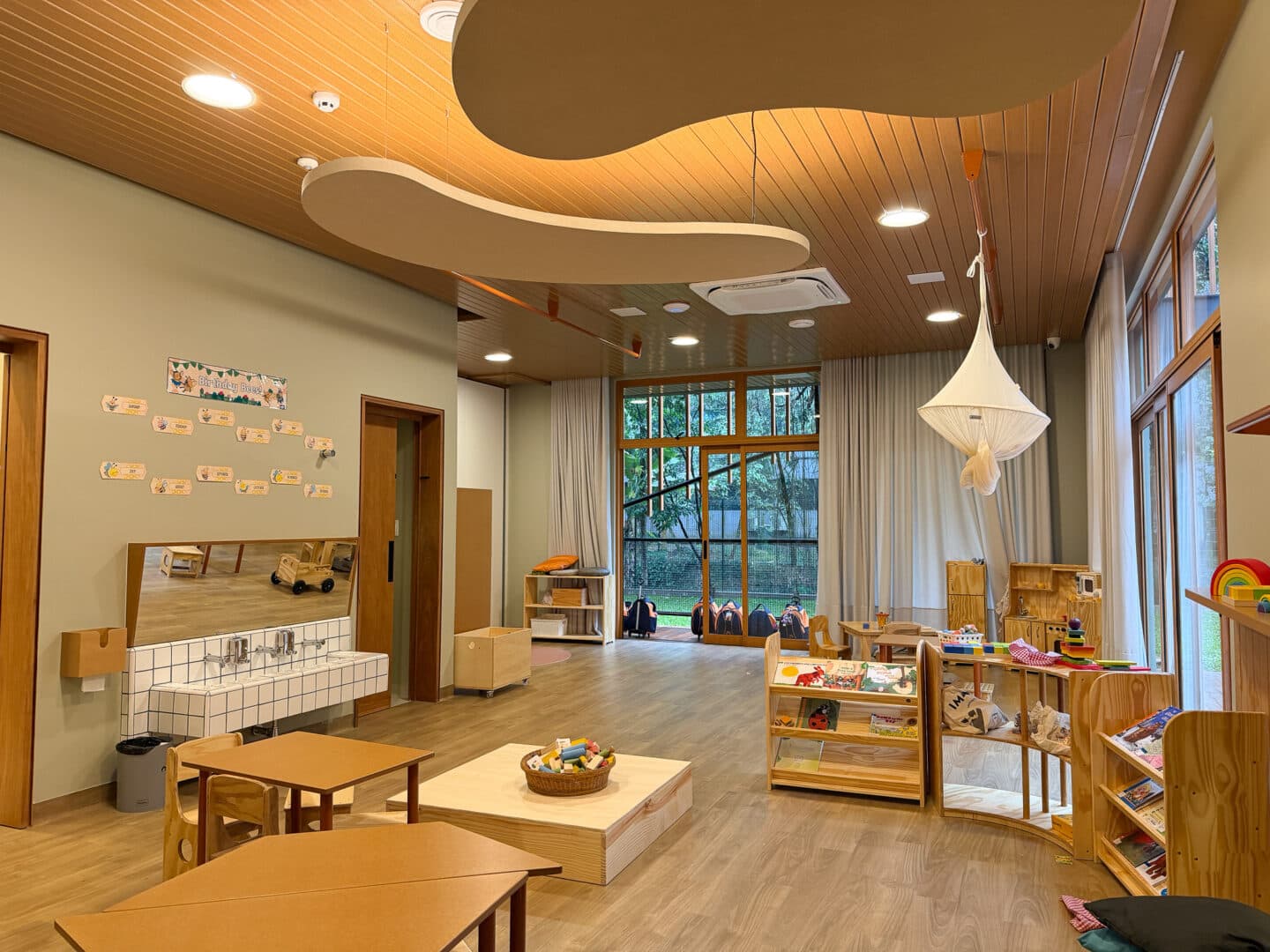 Joinville: Escola Inova com Espaço Infantil "Jeito de Casa", Ateliê de Lama e Áreas de Lazer