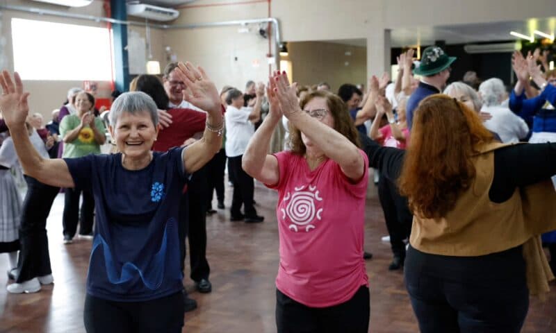 Encontro de Dança Sênior celebra prática que promove dança, saúde e integração social de idosos em Joinville